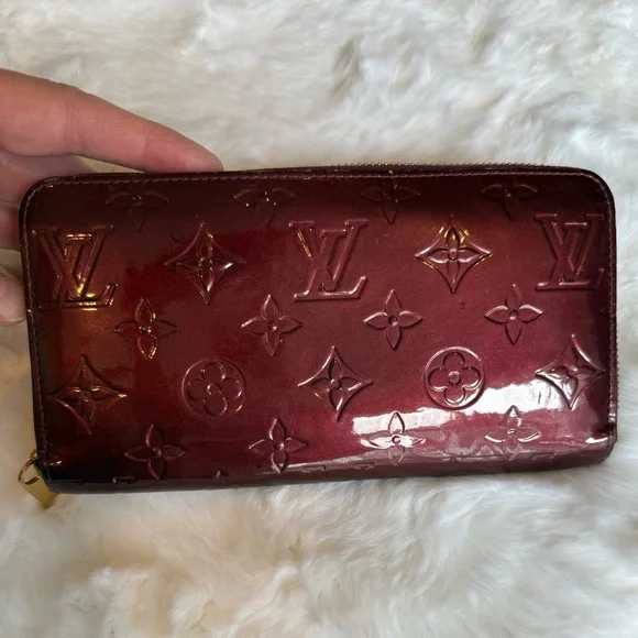 Louis Vuitton Vernis Amarante Patent Leather Zip Around Wallet - Picture 4 of 14